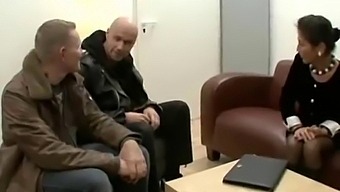 熟女のドイツのおばあちゃんが1つのシーンで2本のペニスを扱う