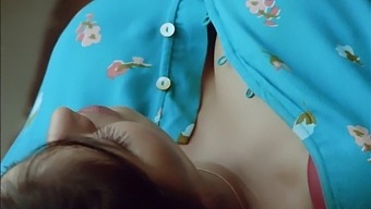 O Femeie Mai În Vârstă Sexy Și Neatrăgătoare Își Tentează Iubitul Cu Sânul Ei Amplu
