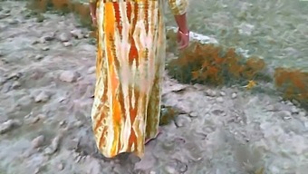 Indian Country Wife Caught In Outdoor Sex With Her Lover