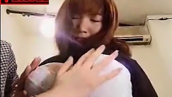 Lesbian Asia Menikmati Titlicking Dan Ciuman.