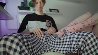 Meine Schwester Gibt Mir Eine Fußmassage Und Handjob In Socken