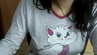 Charming Turkish Webcam Model Captivating Viewers With Her Allure
