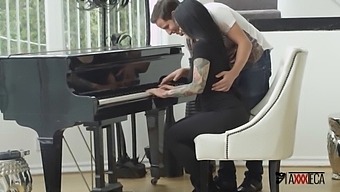 Jack Escobar, Tutor Piano, Memanfaatkan Kesempatan Dan Melakukan Sesi Yang Luar Biasa Dengan Katrina Jade!