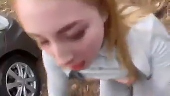 Blondinka Kurba Je Javno Pofukana V Gozdu