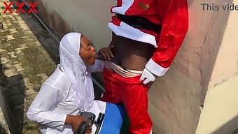 ¡un Encuentro Caliente De Navidad Con Santa Y Una Seductora Mujer Con Hijab! ¡suscríbete A Red!