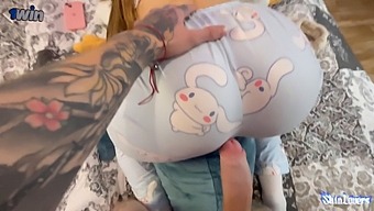 刺青の入った美女がゲーミング男性を誘惑し、彼にワイルドなライドを与える