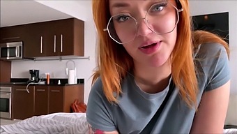Rondborstige Stiefzus Geeft Een Blowjob En Komt Spuitend Klaar Op Je Pik