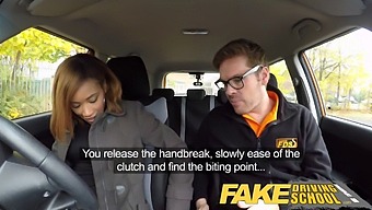 Jonge Ebony Krijgt Een Creampie Tijdens Rijles