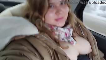 Сладострастната Красавица С Големи Гърди Се Забавлява В Кола