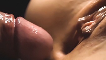 Pandangan Dekat Dari Seks Yang Intens Dan Sperma Di Dalam Vagina