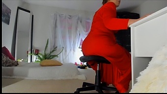 Sonya, Una Donna Matura Birichina, Si Rilassa E Sfoggia Il Suo Fascino In Un Lungo Abito Rosso. Il Video Mette In Risalto I Suoi Deliziosi Capelli Naturali Sotto, Nonché Una Sbirciatina Sulla Sua Zona Intima, Le Gambe, I Piedi E Il Derriere Voluttuoso. Questo Contenuto Ha Lo Scopo Di Affascinare Coloro Che Apprezzano La Bellezza Delle Donne Mature, Così Come Coloro Che Amano Le Immagini Sotto La Gonna, Il Feticismo Dei Piedi E L'Adorazione Delle Gambe.