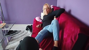 Blonde Woman'S First Experience With Foot Fetishism