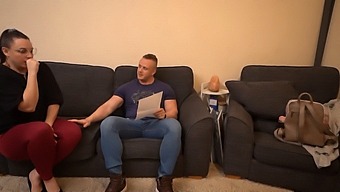 Неочакван Обрат На Закръглена Красавица По Време На Работна Среща