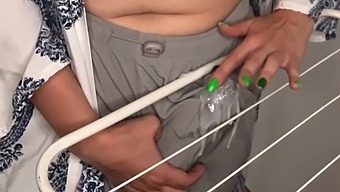 الابن الزوجي يشاهد زوجة أبيه ذات الثدي الكبير وهي تفرك قضيبها الضخم على مجفف الملابس في فيديو منزلي