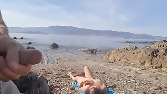 Дръзък Мъж Се Излага Пред Нудистка Зряла Жена, Което Води До Орално Удоволствие На Плажа.