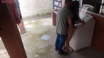 已婚女子在配偶不在时向修理工提供她的后背,露出她丰满的身材和性欲