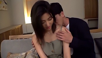 Asiatique Amateur Taille Une Pipe Et Se Fait Défoncer